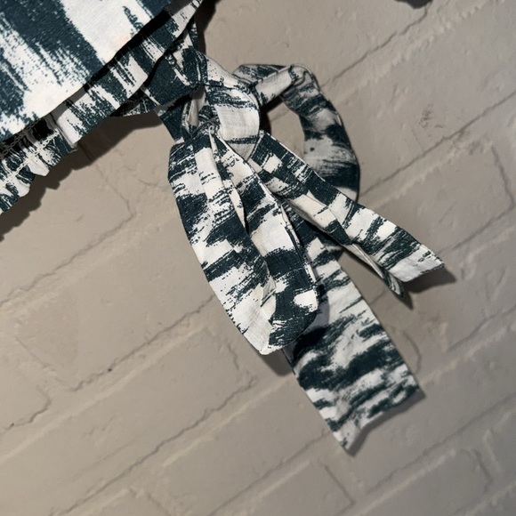 Evereve shirt NEW emerald green and cream wrap top with tie front medium lined - Picture 4 of 7